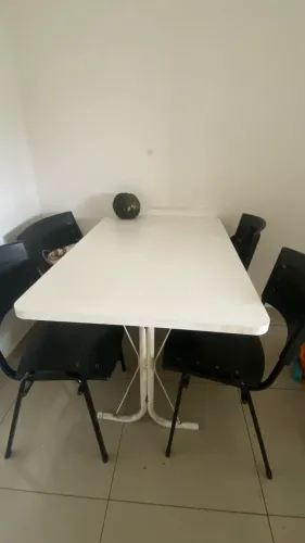 Mesa com cadeiras 200,00
