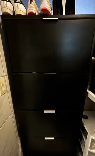 Sapateira preta, com divisórias.