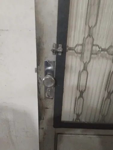Porta de ferro com fechadura 2,10mt x 82cm sem batente