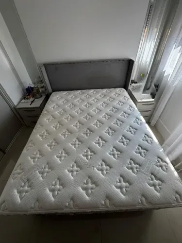 Cama queen com baú suede cinza - colchão Simmons
