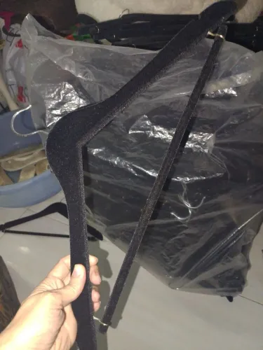 Cabide de veludo sofisticado para loja ou mesmo para uso pessoal que não derruba roupa