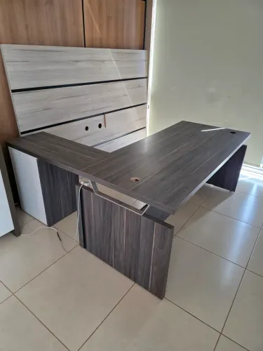 Mesa Escritório com Armário