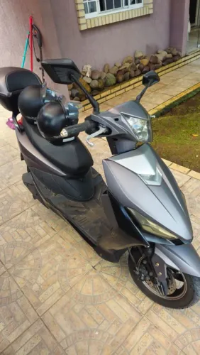 Scooter elétrica usada,incluído 2 Capacete casquinha,um Baú e carregador de tomada.