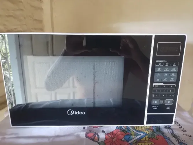 Forno micro-ondas 20L midea.