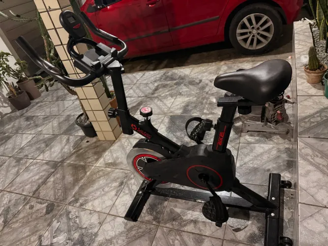 Bicicleta ergométrica profissional spinning 8k preto/vermelho