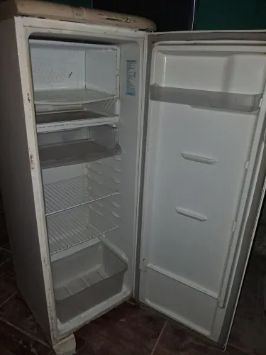 Vende-se geladeira usada bem conservada