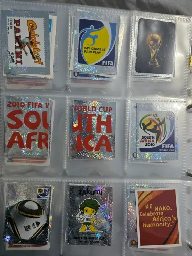 Todas os escudos e Figurinhas brilhantes do álbum da copa de 2010