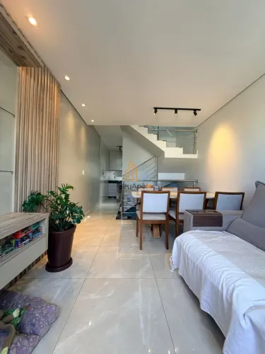 Casa Geminada Moderna com 2 Quartos no Cabral - Espaço, Conforto e Acabamento