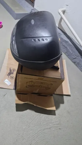 BAÚ GIVI COM SUPORTE PARA LANDER E TRAVA DA TRANCA DE RESERVA 