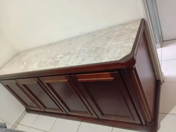 Buffet com tampo de mármore travertino
