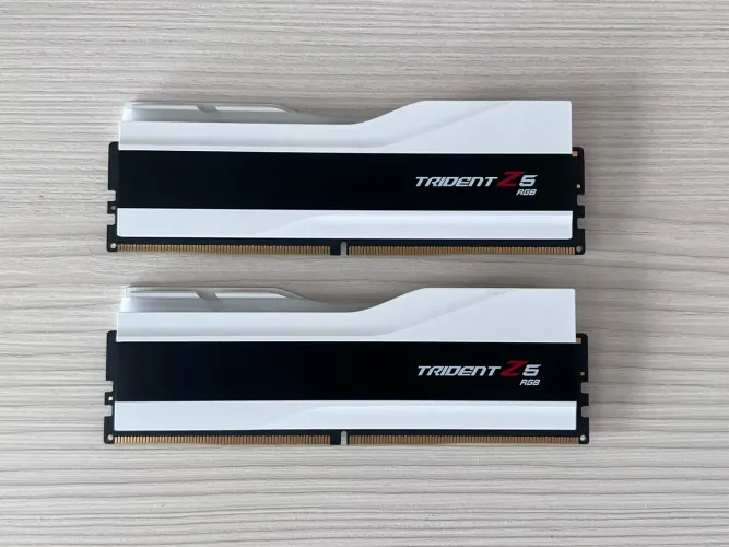 Memória RAM DDR5 32Gb 2x16 G.Skill Trident Z5 RGB 7200MHz CL34 Brancas