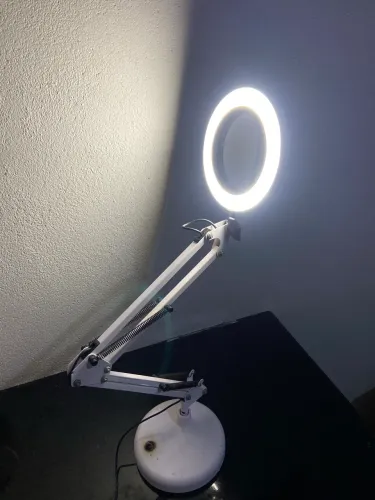 Luminária 3 cores com lupa de aumento 