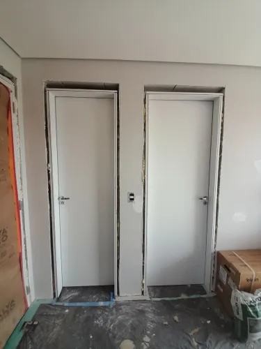 Vendo portas 1 de banheiro e 1 quartos, com batente e guarnição.