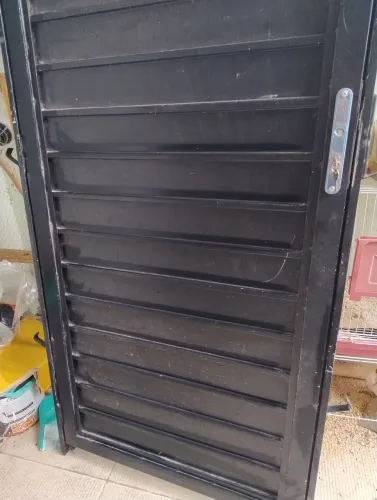 Porta lambril em aço galvanizado.