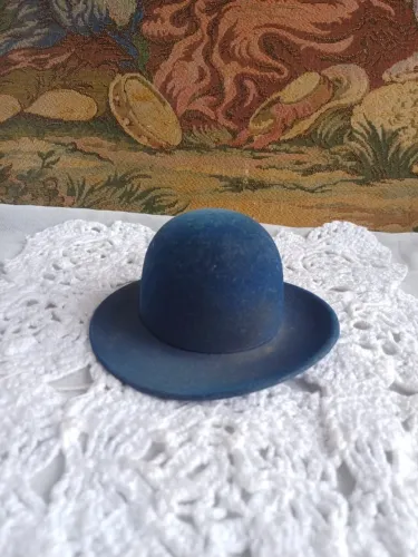 Chapéu com caixinha de musica antigo