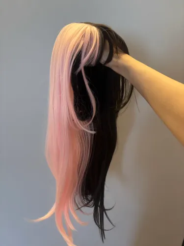 Peruca meio a meio rosa e castanho escuro