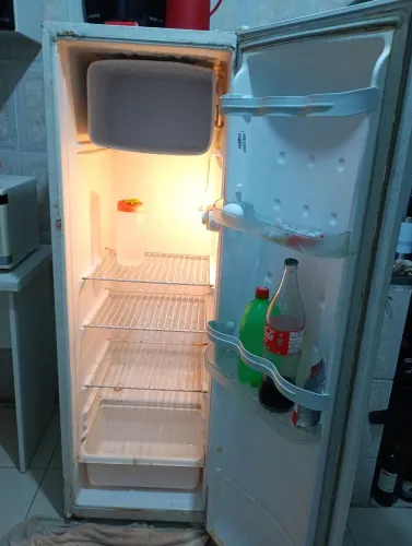 Geladeira em bom estado gela muito