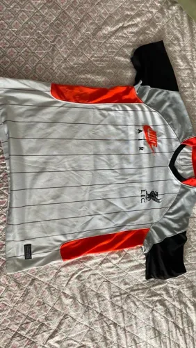 Camisa do Liverpool edição especial Nike estou vendendo pq não serve em mim 
