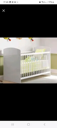 Berço Multimóveis  em madeira clara e branco Para Colchão 130x60