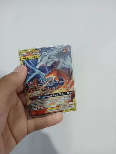 Carta de pokemon Reshiram e Charizard GX