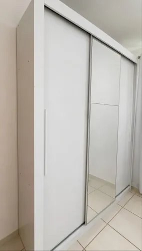 Guarda roupa casal porta de correr