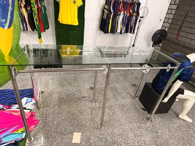 Mesa linda de vidro / inox para lojas com cabideiro