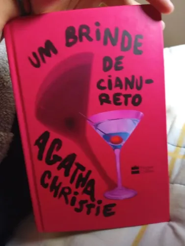 Livro "um brinde de cianureto" livro em último estado, comprado terça feira 