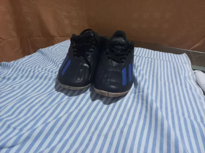 Um par de chuteira marca ADIDAS (Qualidade)