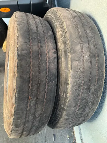 Par de Pneu 275/80 R 22,5 usado