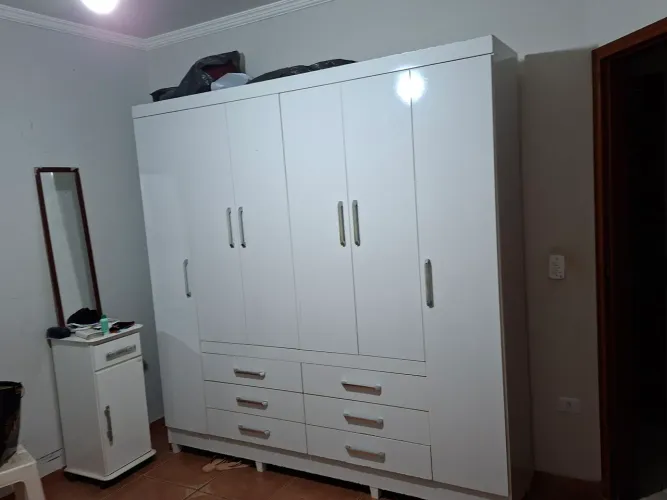 VENDO 01 LINDO GUARDA ROUPAS DE MADEIRA COM 06 PORTAS