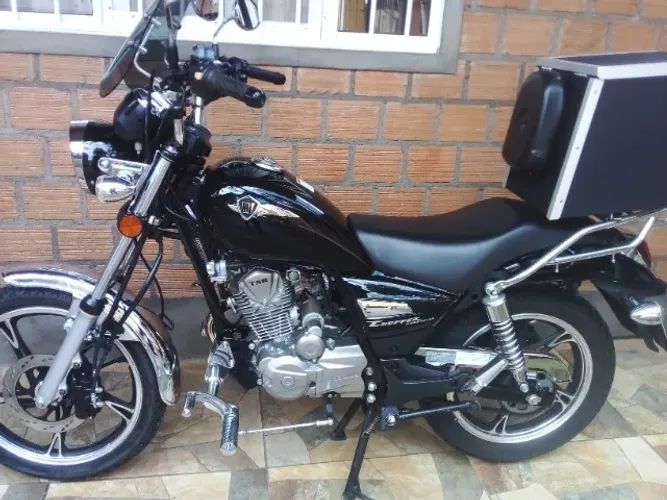 Suzuki Chopper Road inteirissima, comando avançado, baú personal, bolha, moto impecável   