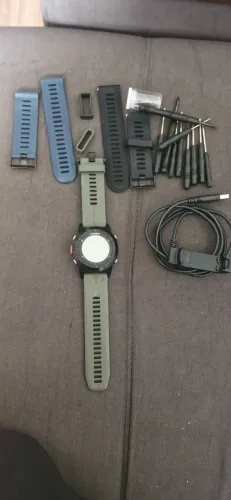 Relógio garmin Fenix 1 não  liga acompanha carregador e 3 pulseiras.