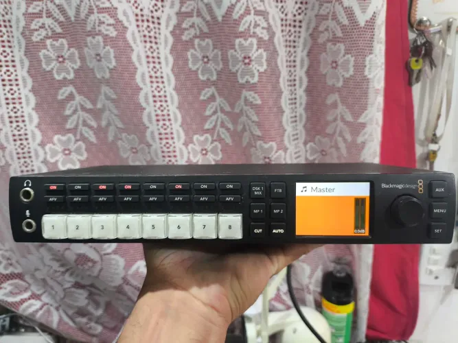 Vende-se mesa de vídeo+ acessórios ,marcas Black Magic e AJA