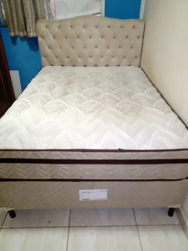 Cama Box Casal Fixa + Cabeceira Estofada Capitonê Bege (Lindo Conjunto)