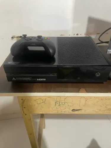 Vendo um Xbox one 360 junto cm o controlhe original semi novo 