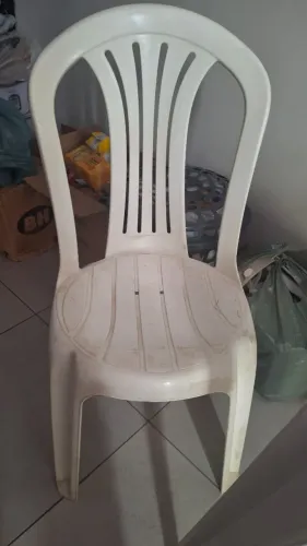 02 CADEIRAS PLÁSTICAS 