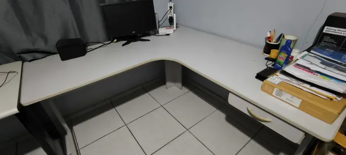 Mesa de escritório em L