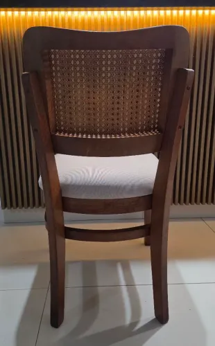 Cadeira em madeira com acento estofado. Designer chique. Em excelente estado