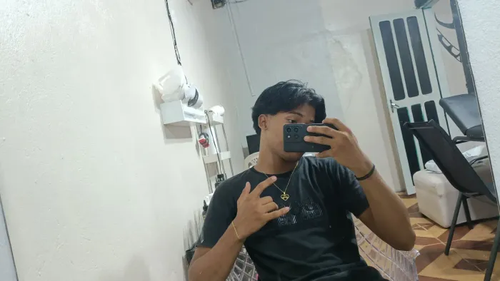 troco ou vendo, um moto g56 5G e um moto g04, por um moto edge 40 de preferência preto