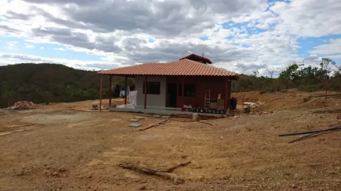 Sítio 5.000m², casa em madeira, acabamento em porcelanato, janela blindex, Jaboticatubas.