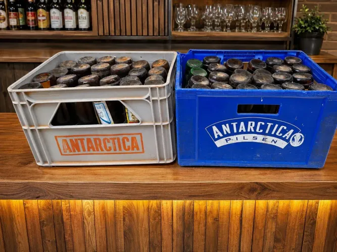 DOIS ENGRADADOS COM VASILHAMES ANTARCTICA