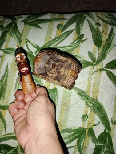 Uma mini carranca e um cinzeiro em madeira ?