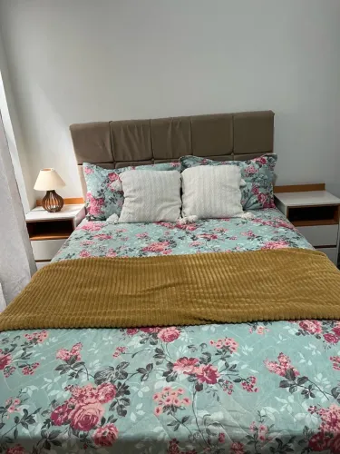 CONJUNTO 4 PEÇAS : Cama de casal de molas ensacadas + cabeceira+ 2 criado mudo