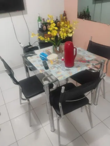 Mesa e cadeiras
