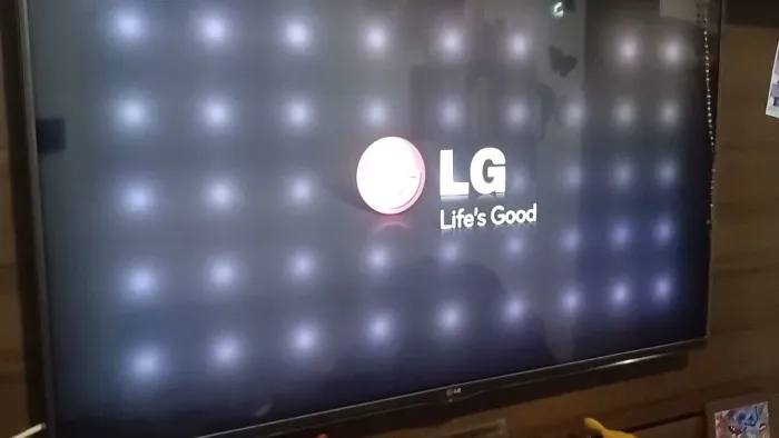 Tv com bolinhas na tela funcionando perfeitamente