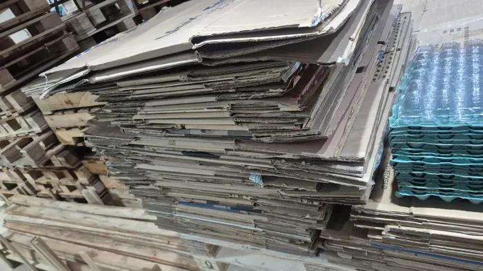 Caixas de papelão tamanho médio grande, 3.00 reais cada, entregamos com taxa de entrega.