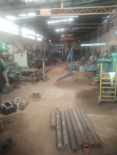 Vendo um centro de Usinagem completo contendo maquinários, ferramental e materiais diverso