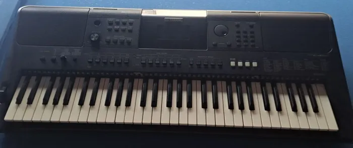 Teclado yamaha e estante