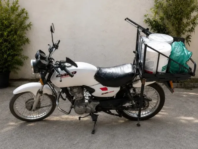 Cargos 125 com suporte para carga
