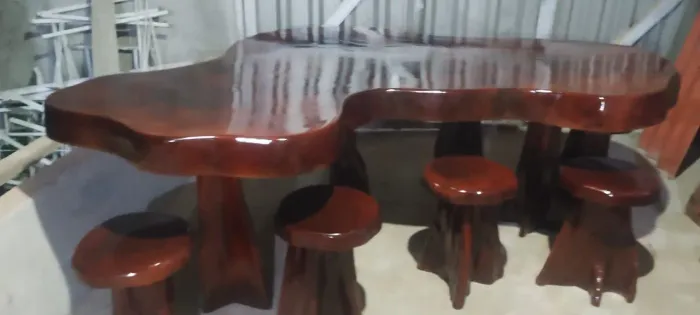 Mesa de madeira de lei formato orgânico com 5 bancos 